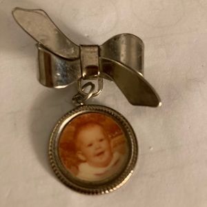 Vintage bow pin with picture
